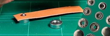 Slik monterer du en trykknapp i lær og tekstil | DIY-guide